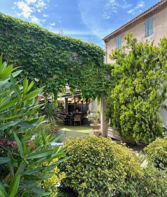 Logis Hotel La Feniere La Bouilladisse Buitenkant foto
